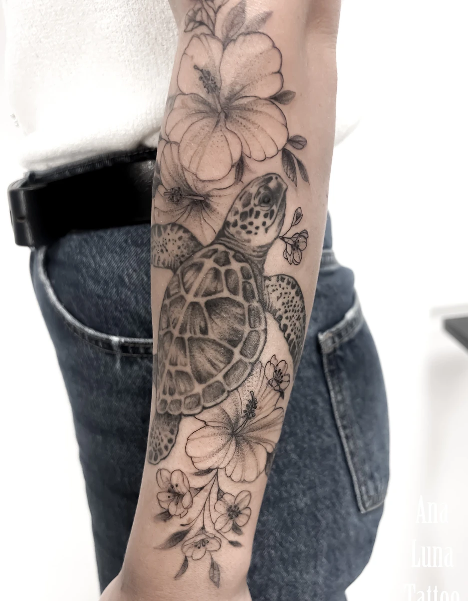 Tatouage réaliste de tortue par Ana Luna à Reims