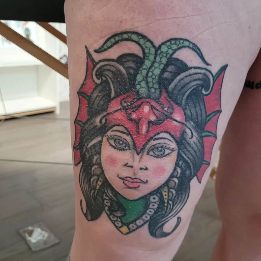Tattoo cicatrisé depuis + de 5ans! Pin up démoniaque/ demon à l'envers. Et oui la couleur est toujours là ! Le tattoo s'est parfaitement posé et ne s'excuse pas d'être ce qu'il est comme on dit😂 . Merci à ma cliente d'ailleurs pour la confiance accordée depuis toute ces années ! #tatouagemagazine #