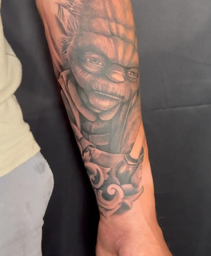 Suite du bras de Michael aujourd'hui, une belle séance il a bien résisté. Merci de ta confiance #yoda #starwars #tattoo #tatouage