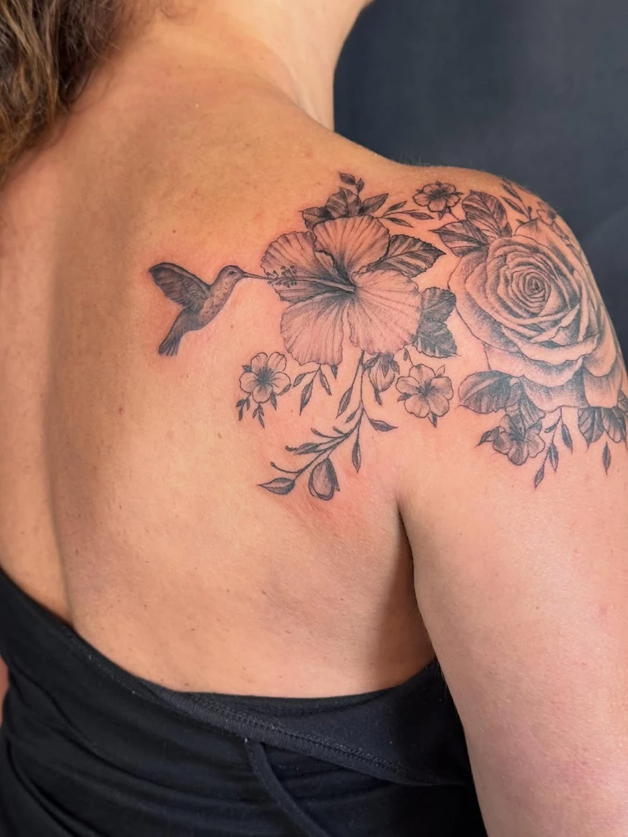 1 er tattoo pour Carole, un peu d'appréhension, de stress, notre travail, être à votre écoute, créer le modèle que vous souhaitez tout en le modelant à l'anatomie, vous mettre en confiance et faire de se moment un merveilleux souvenir 😊 Challenge réussi au vu du joli message que j'ai reçu 😍 😊