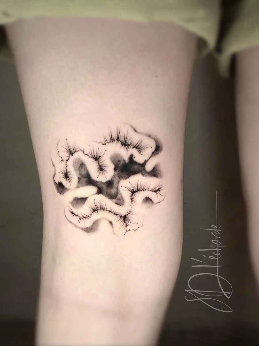 Petit flash inspiré d'un corail enfin adopté :) Réalisé chez @les_soeurs_douleur 🖤 #coraltattoo #coral #corail #montpelliertattoo #montpellier #graphictattoo #abstractiontattoo #cheyennetattooequipment #emallaofficial #hornettattoosupplies #pantheraink #belgiumtattoo #bellybuttontattooshop