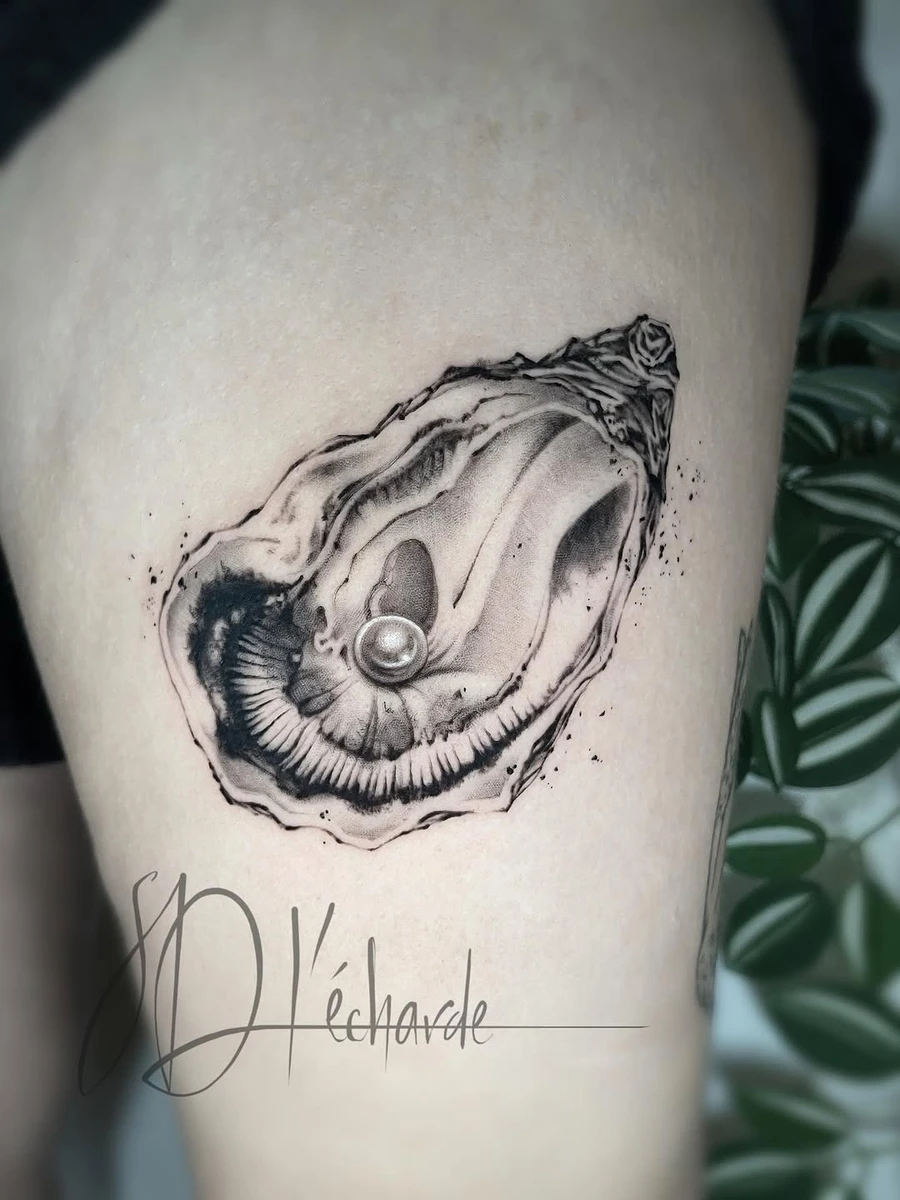Petite huître réalisée sur mon ancienne apprentie d'amour aka @boum_tchikboum ♥️ Réalisée chez @les_soeurs_douleur #oystertattoo #oysterlover #huitre #pearltattoo #perletattoo #montpellier #montpelliertattoo #graphictattoo #realistictattoo #cheyennetattooequipment #emallaofficial #hornettattoosuppli