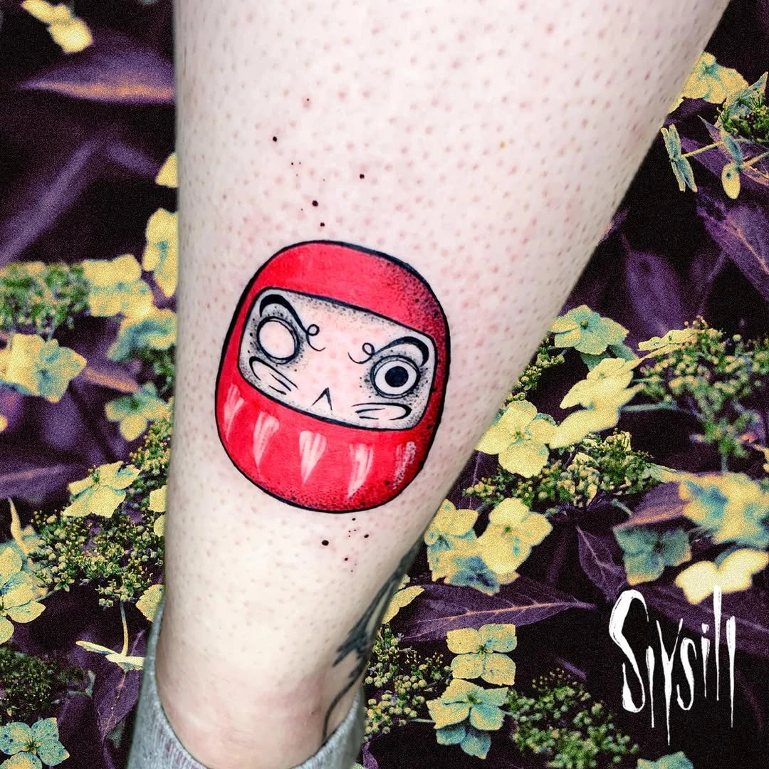 Petit flash daruma adopté par Johanna. Merci de l'avoir choisi pour surveiller tes arrières :) Ses petits frères sont toujours à l'adoption. Tu peux passer les voir dans mon book de flashs chez @les_soeurs_douleur #flashtattoo #tatouage #daruma #montpellier #montpelliertattoo #japanesetattoo #tatoue