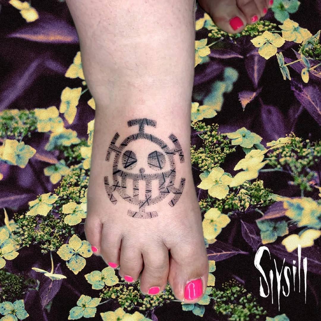 En tant que grande fan de One Piece, j'étais très heureuse de tatouer cet hommage à Trafalgar Law et son équipage ! Merci Estelle de m'avoir laissée revisiter le jolly roger des pirates du Heart 🖤 #onepiece #onepiecetattoo #mangatattoo #trafalgarlaw #montpellier #montpelliertattoo #tatoueuse #dotwo