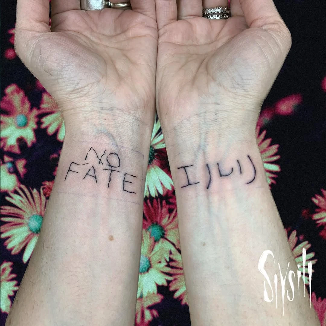 Lettrages pour Cat ! Merci encore pour ta confiance 🖤 Les références de ces deux tatouages se cachent en slide 3 & 4 ;) J'aime aussi beaucoup les petits projets comme ceux-là ! N'hésite pas à me contacter si tu as une envie tattoo dans ce genre. #nofate #eruri #terminator #shingekinokyojin #attacko