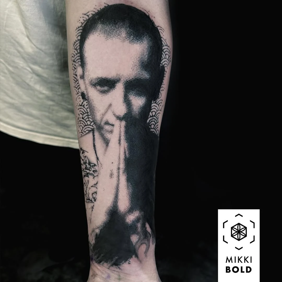 Chester sur Quentin • Réalisé avec / Done with @vladbladirons @piranhatattoosupplies & @forgedbymeta .⁠ • Renseignements et prise de rendez-vous via le lien en bio #mikkibold #obscurumink #rouen #rouentattoo #tattoo #tatouage #vladblad #vladbladirons #vbiproteam #chesterbennington #linkinpark #abstr