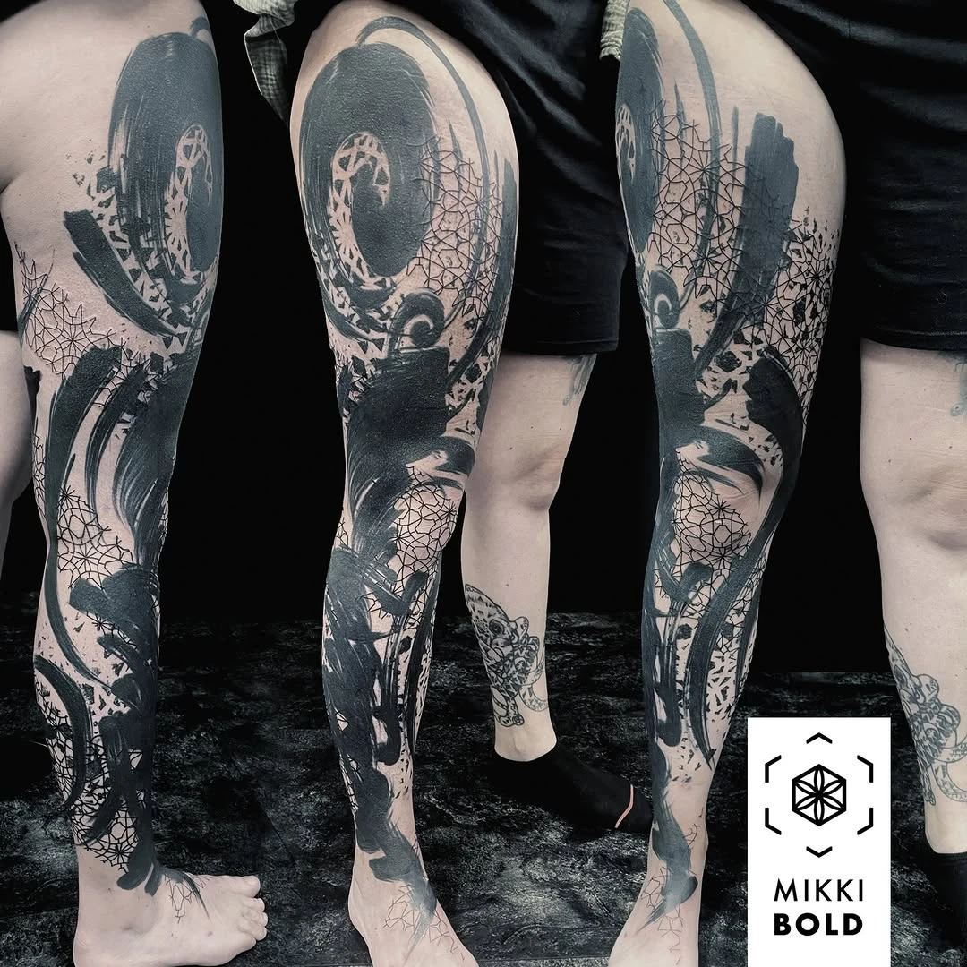 La jambe de Mélanie (avec un recouvrement au niveau du mollet) • Réalisé avec / Done with @vladbladirons & @piranhatattoosupplies @forgedbymeta .⁠ • Renseignements et prise de rendez-vous via le lien en bio #mikkibold #obscurumink #rouen #rouentattoo #tattoo #tatouage #vladblad #vladbladirons #vbipr