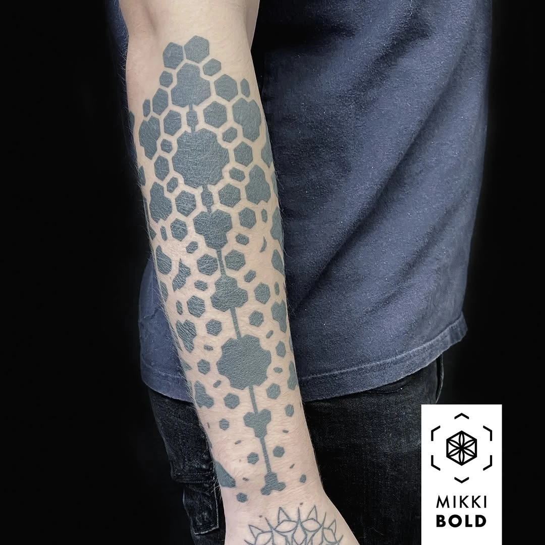 Le bras de Lucas cicatrisé • Réalisé avec / Done with @vladbladirons @piranhatattoosupplies & @forgedbymeta .⁠ • Renseignements et prise de rendez-vous via le lien en bio #mikkibold #obscurumink #rouen #rouentattoo #tattoo #tatouage #vladblad #vladbladirons #vbiproteam #geometrictattoo #abstracttatt