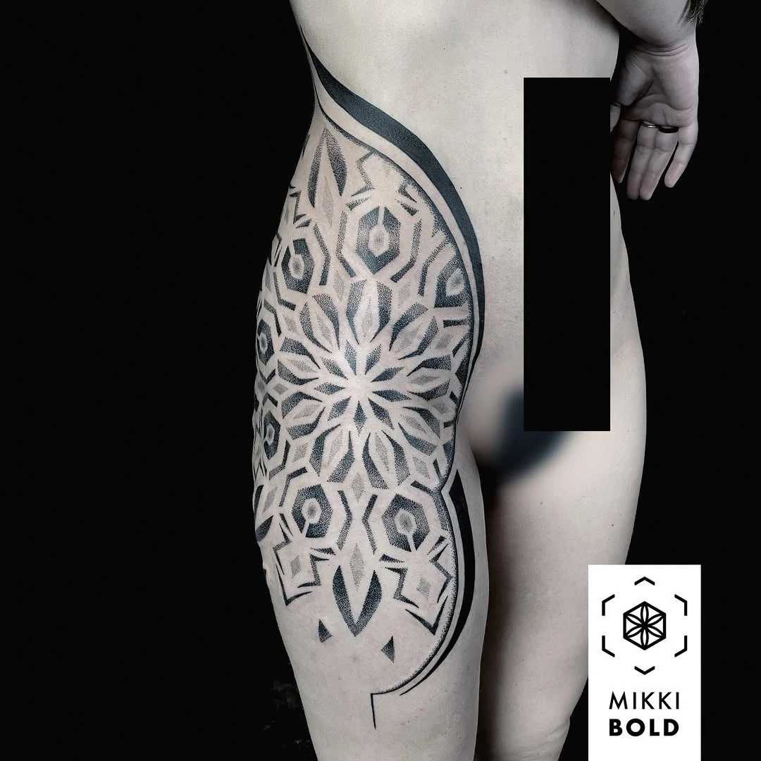 Eva ! • Réalisé avec / Done with @vladbladirons @piranhatattoosupplies & @forgedbymeta .⁠ • Renseignements et prise de rendez-vous via le lien en bio #mikkibold #obscurumink #rouen #rouentattoo #tattoo #tatouage #vladblad #vladbladirons #vbiproteam #geometrictattoo #abstracttattoo #tattoos #tattooar