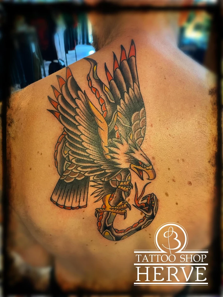 Réalisé sur mon poto Joff!!🤗 Retour à mes premiers amours avec cette pièce old school traditionnel Merci à toi pour ce super projet 🤘🏻et vivement la suite #traditionaltattoo #tatoueurfrançais #tatoueursarralbe #frenchtattooartist #colortattoo