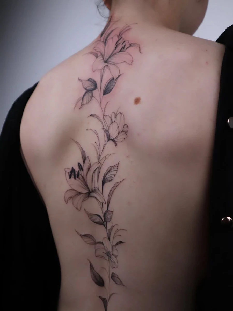 J ai adoré réaliser ce dos pour Marine! N hesite pas a swipe pour les détails 🥰 Réalisé a @sombre_epine_tattooshop 📍Angers, 49 #angers #tattoos #floraltattoo