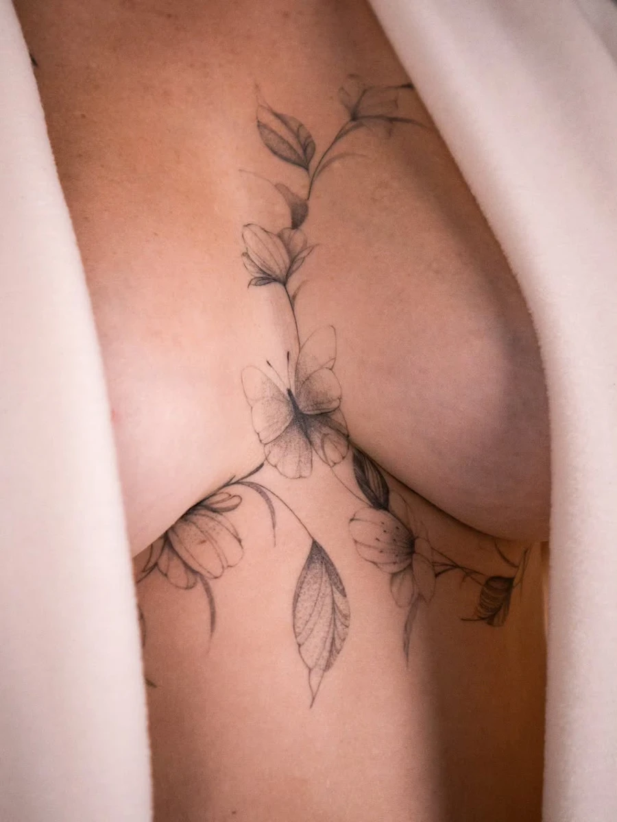 Underboob / upperboob cicatrisé ! J'ai mis toutes les photos j ai paniqué alors n hesite pas a swiper et tout voir ! Merci a ma cliente d en avoir pris soin ! On fera des retouches minimes a la rentree. #tatouages #floraltattoos #finelinetattoo