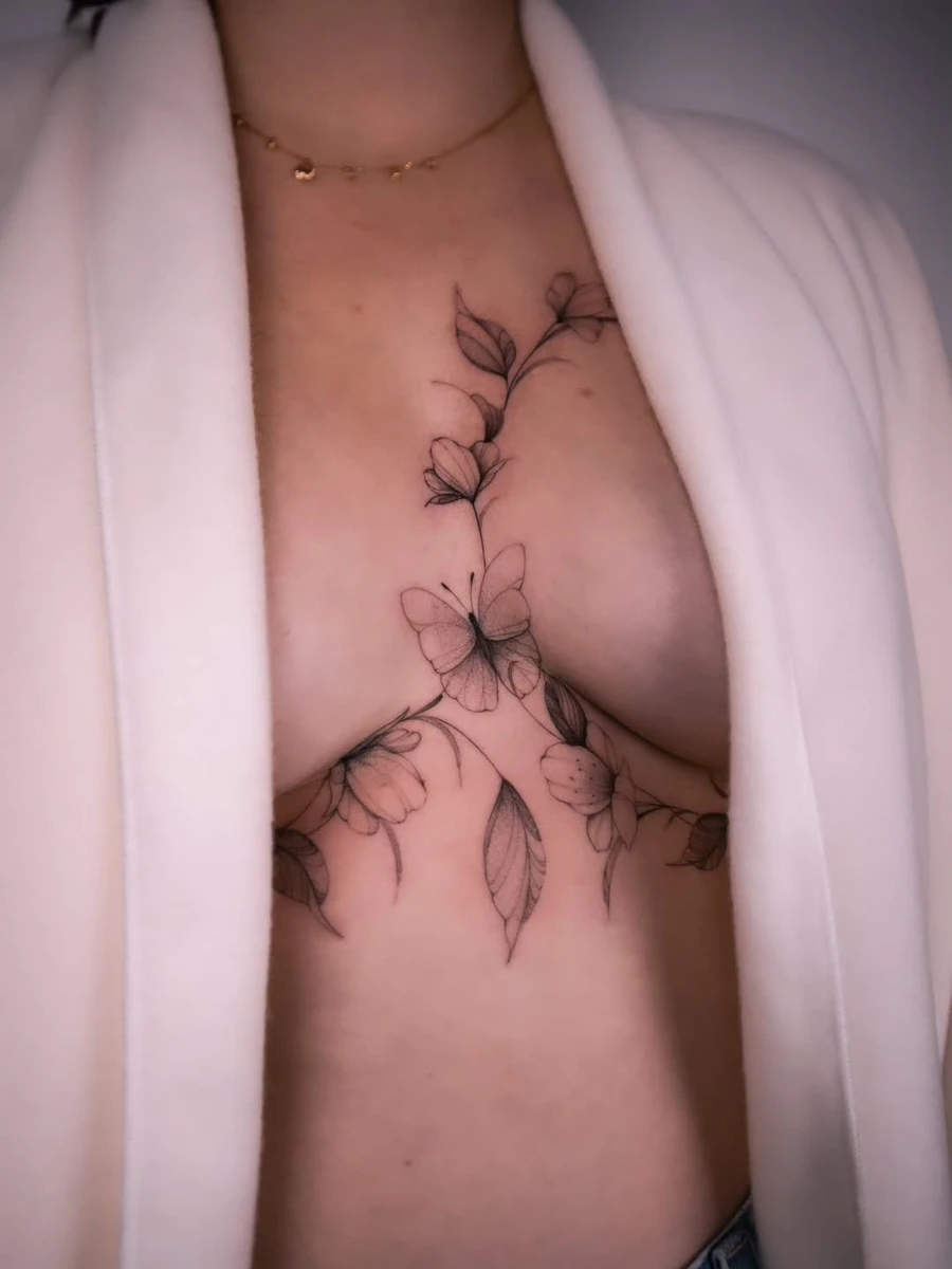 Subtil... mais impossible à ignorer. Élégance discrète, puissance assumée. Merci à ma cliente pour sa confiance renouvelée 📍Angers,49 #tatouage #tatouagefloral #angers