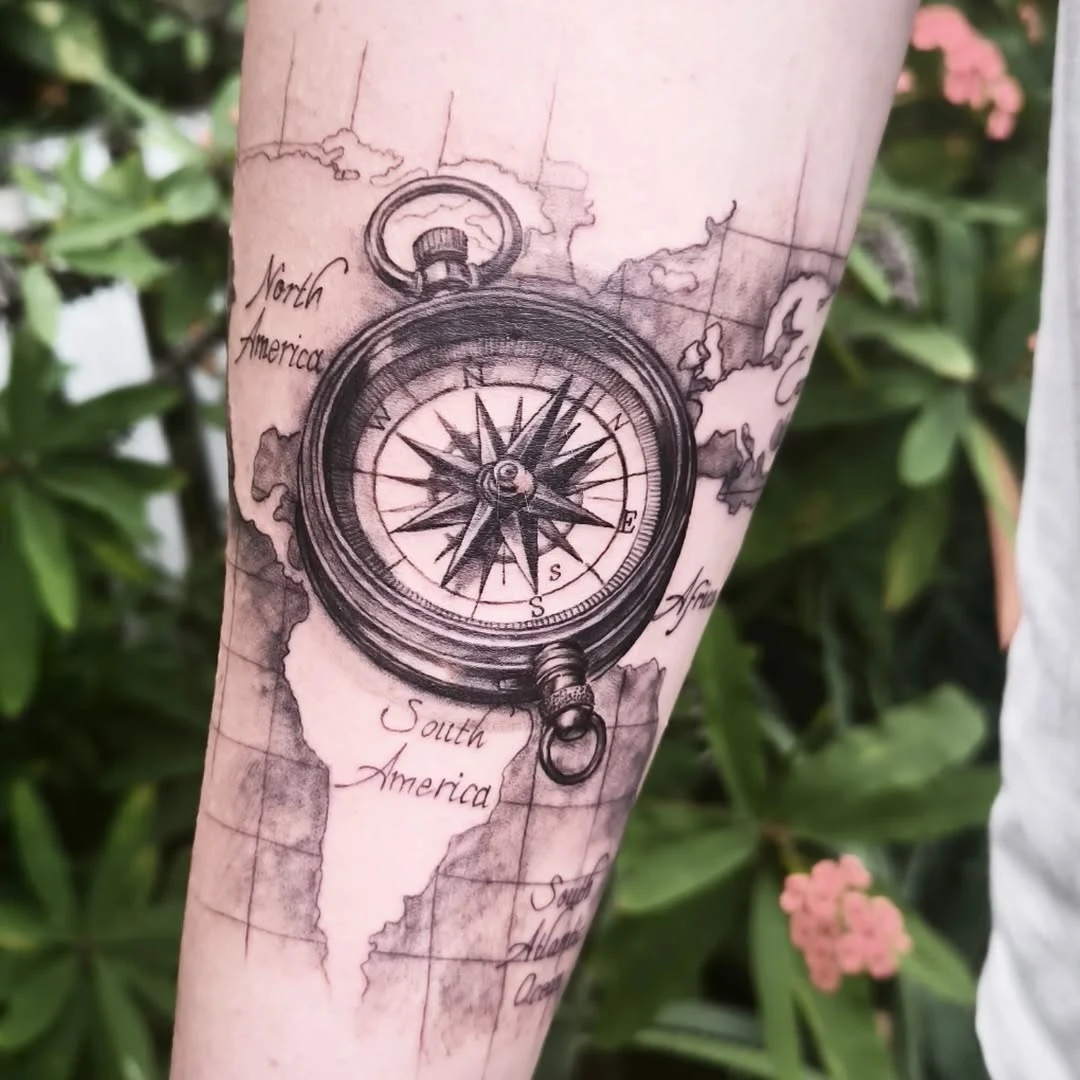 Pour prendre la bonne direction... #boussole #realiste #realistictattoos #oneshot @chickentatoo
