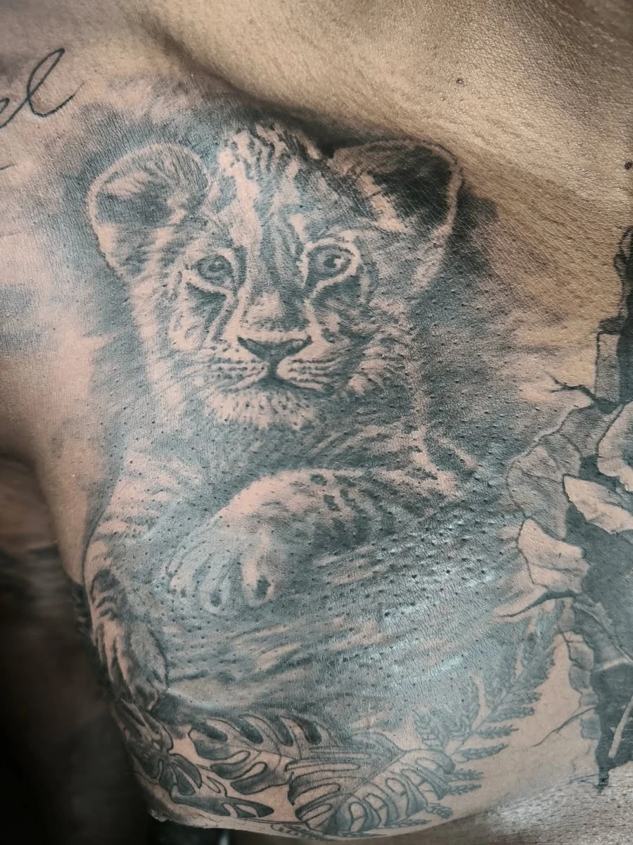 Cover suite #coveruptattoos #lionceau #rose #abraxassaintpierre @chickentatoo