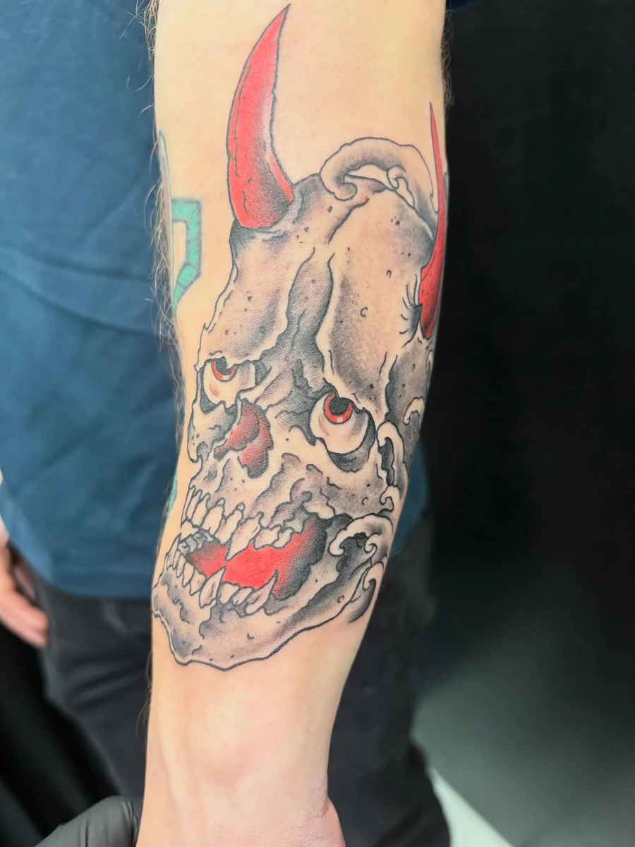 C'était bien chouette merci @dudeanddios Oni skull fait à @casadeleoes #darktattoo #skulltattoo #cranetattoo #blackandredtattoo #darkarttattoo @probodysupply
