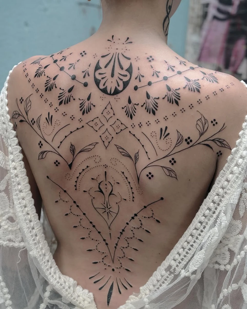 Un dos prêt pour l'été. Pour vos demandes similaires envoyez moi un mail. #marseille #tatouagemarseille #marseilletattoo #tattooideas #ornementaltattoo #tattoomarseille #dostatoué #tatouagefemme