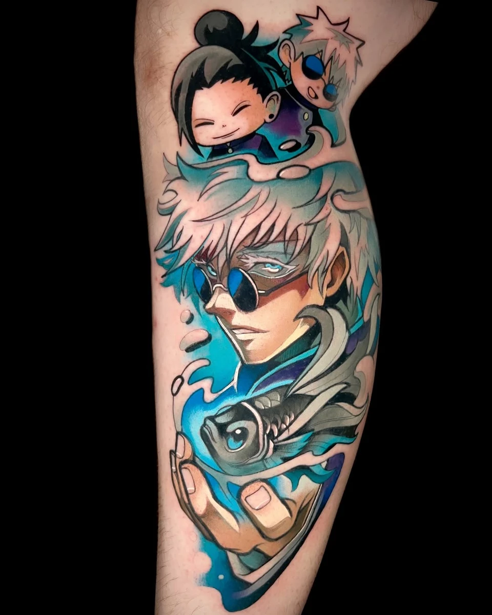 SATORU GOJO / GETO 🐟 Un grand plaisir de tatouer gojo qui a tellement de charisme . J'aime beaucoup faire des tatouages de l'univers de JJK . Il y a beaucoup de caractères dans les designs de personnages . Pour ce tatouage j'ai décidé de rester dans des couleurs froides pour coller au maximum a Goj