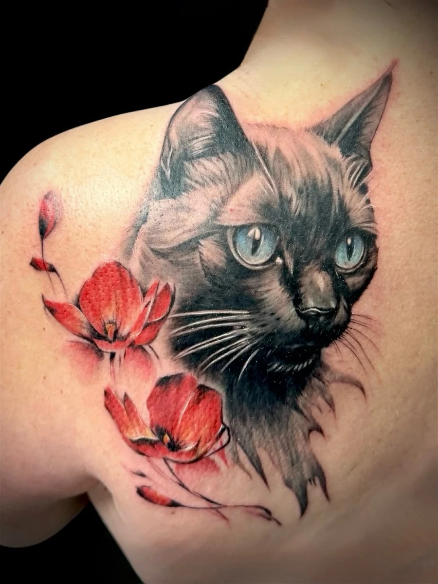 Voici un COVER personnalisé en hommage à Barney. 🐈‍⬛ ✨❤️. Merci @amel_gthls d'avoir fait la route et de m'avoir fait confiance pour ce projet que j'ai adoré réaliser. • Pour vos projets : CONTACTEZ NOUS UNIQUEMENT PAR MAIL joelcrapet.tatouage@icloud.com #cover #tattoo #animals #itctattoopiercing #a