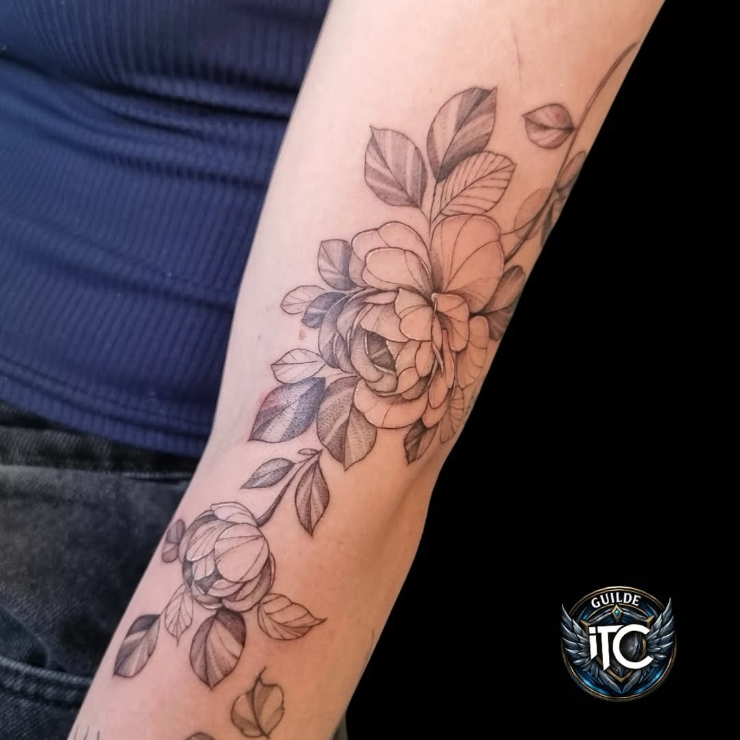 On continue le bras de Noémie avec ce projet floral fin et délicat comme je les aime. #tattoo #itctattoopiercing #fleurs #tattoofloral #nature J'ai utilisé les produits ITC pour cette réalisation . • Contactez-moi uniquement par mail : joelcrapet.tatouage@icloud.com • Partager mon travail sur vos ré