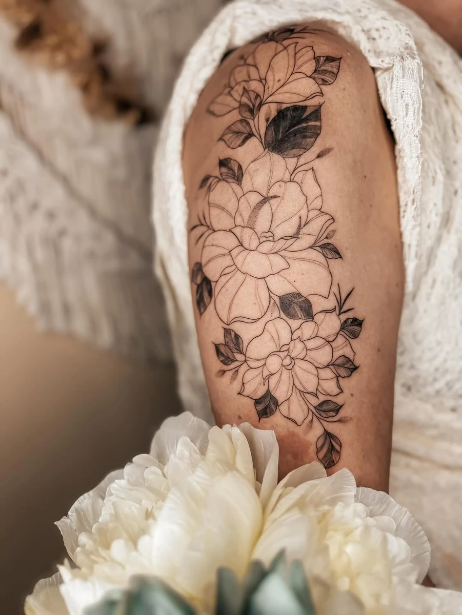 Sur la peau, des fleurs qui ne fanent pas. Elles murmurent la douceur, la force tranquille, les passages de vie que l'on choisit d'honorer plutôt que d'oublier. Merci d'avoir adopté ce flash @jessica.paletou ✨ ce flash a aussi recouvert un ancien petit tattoo #tattoofleur #tattoofloral #fleurtattoo 