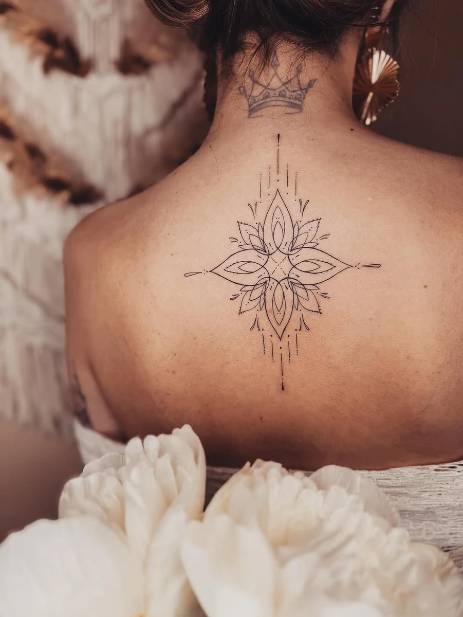 Un délicat ornement de dos, sur la délicate @marine.rbs qui une fois de plus m'a fait confiance et a adopté un de mes flashs - Merci infiniment ✨ #tatouage #tatouages #tattoo #tattoos #tatoo #tatoos #tat #tattoolover #tattoolovers #lovetattoos #lovetattooing #fineliners #finelinetattoo #finelinerart