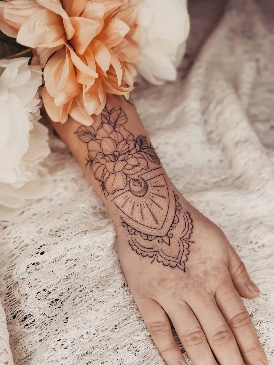 Un bijoux de bras, adopté il y a quelques mois par la douce @helaudye ✨🌙 merci pour ta confiance. #tatouage #tatouages #tattoo #tattoos #tatoo #tatoos #flash #flashtatoo #flashtattoos #flashtattooart #flashtats #flashtattoo #flashtattoodesign #armtat #armtattoo #armtattoos #ornemental #ornementalta