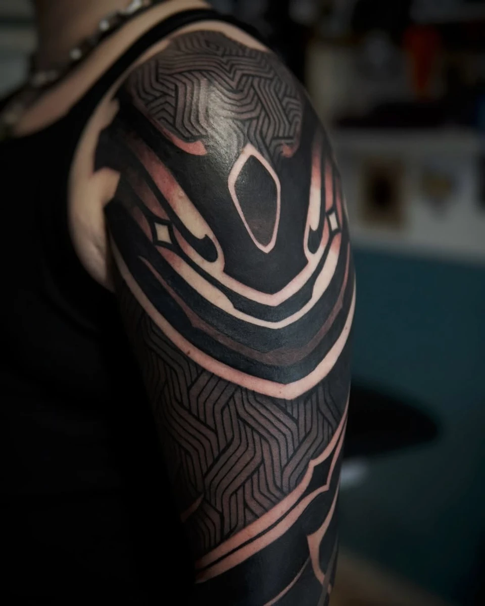 We mirrored the same cut and shape as the other shoulder to match the arm created by @domjoeltattoo and @vequja. And covered an armband on the forearm to give his sleeve a new life. Thank you D . . . . #neotribaltattoo #geometrictattoos #tatouagegeometrique