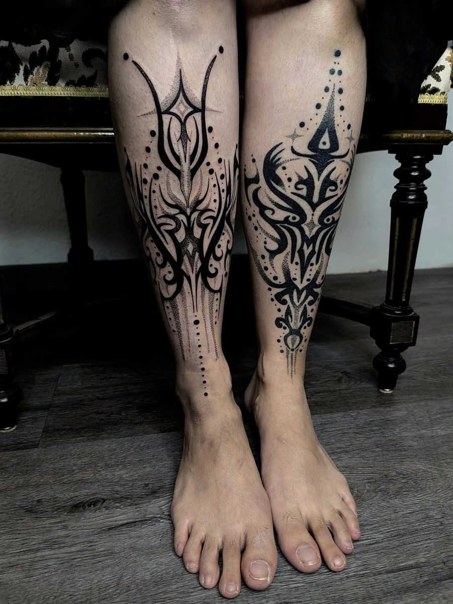 🖤🔥Sailor L🔥🖤 Copy prohibited - Right shin healed after 9 months without touch-ups Fresh left shin. Quel honneur d'avoir e.ancré cette fausse symétrie, armure divine qui parcourera avec toi le temps, les affres, les joies et les guerres que tu accompliras. Une confiance en mon travail hors norme,