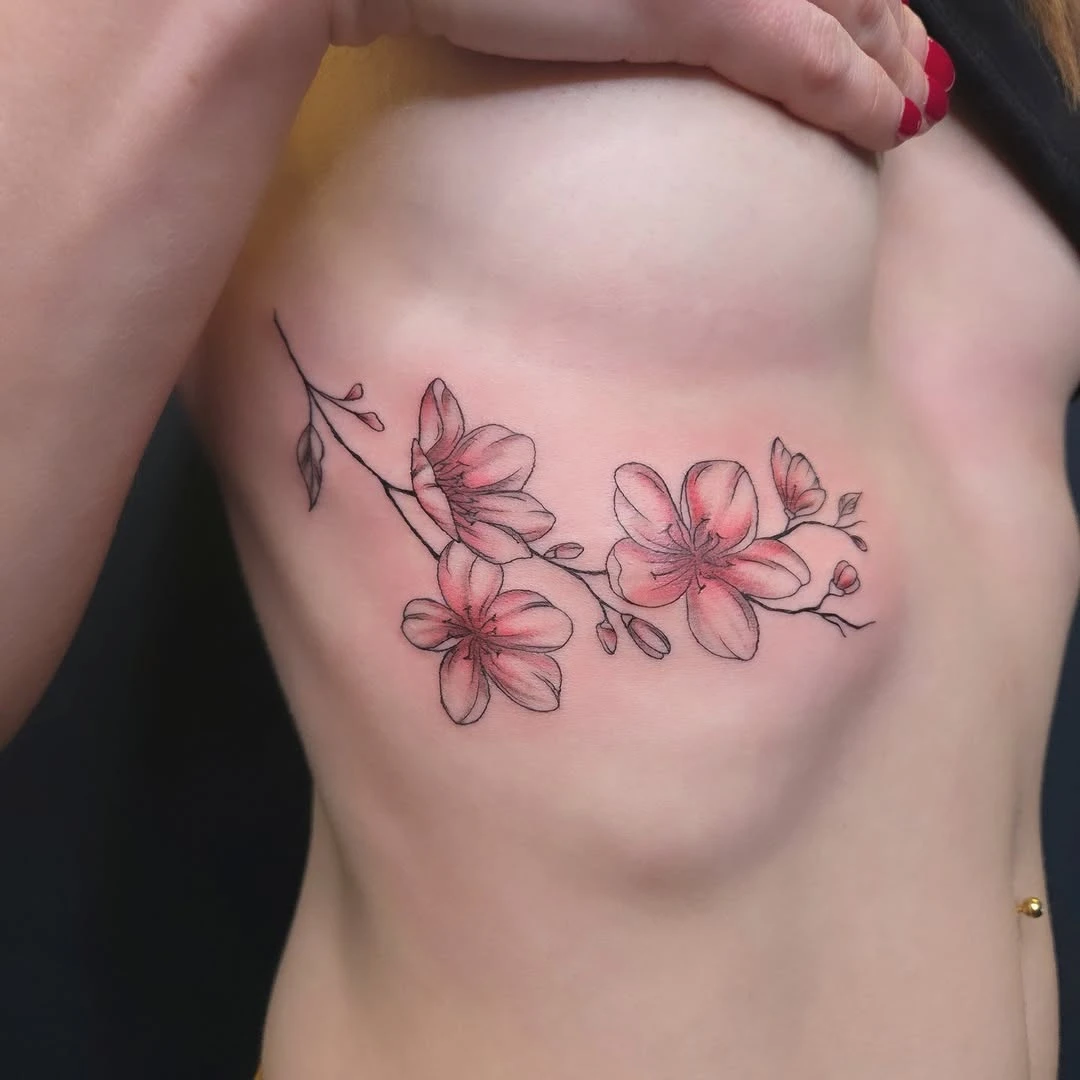 Fleurs de cerisier tatouées au creux des côtes 🌸 Une pièce fine, douce et pleine de délicatesse 🖤 Merci pour ta confiance ✨ #floraltattoo #finelinetattoo #tattoofrance #tattooartist #flowerstattoo