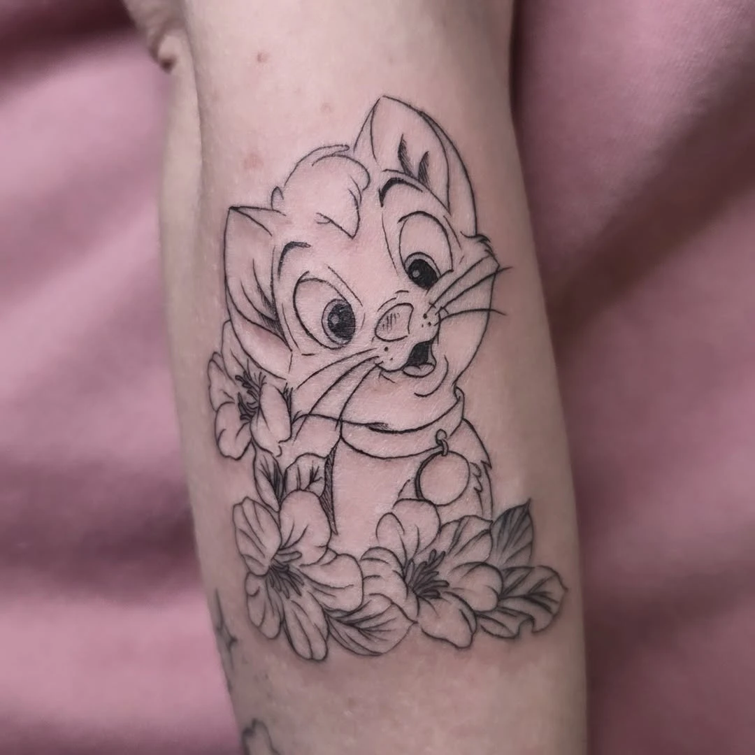 « Toi et moi, on va s'en sortir. » 🖤🌸 Petit Oliver réalisé récemment ✨ . . . #disneytattoo #oliverandcompany #finelinetattoo #tattooartist #blackandgrey floraltattoo tatouage disneyink