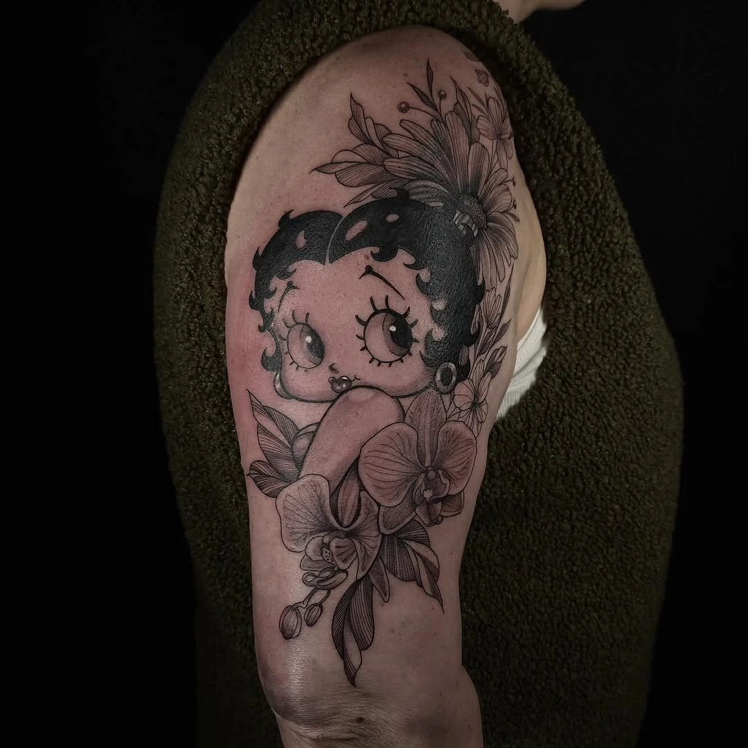 FLOWERS×BETTY×COVER * Merci Séverine une fois de plus pour ta confiance pour la réalisation de ce cover 🙏 Création et réalisation By Ma-Ste" @le_kiks_tatouage Sponsor: @devilish_tattoo Réalisé avec : @caenjaimemapeau @emalla.official @kwadron @pantheraink @fkirons @emalla_france * #tattoo #ink #tat