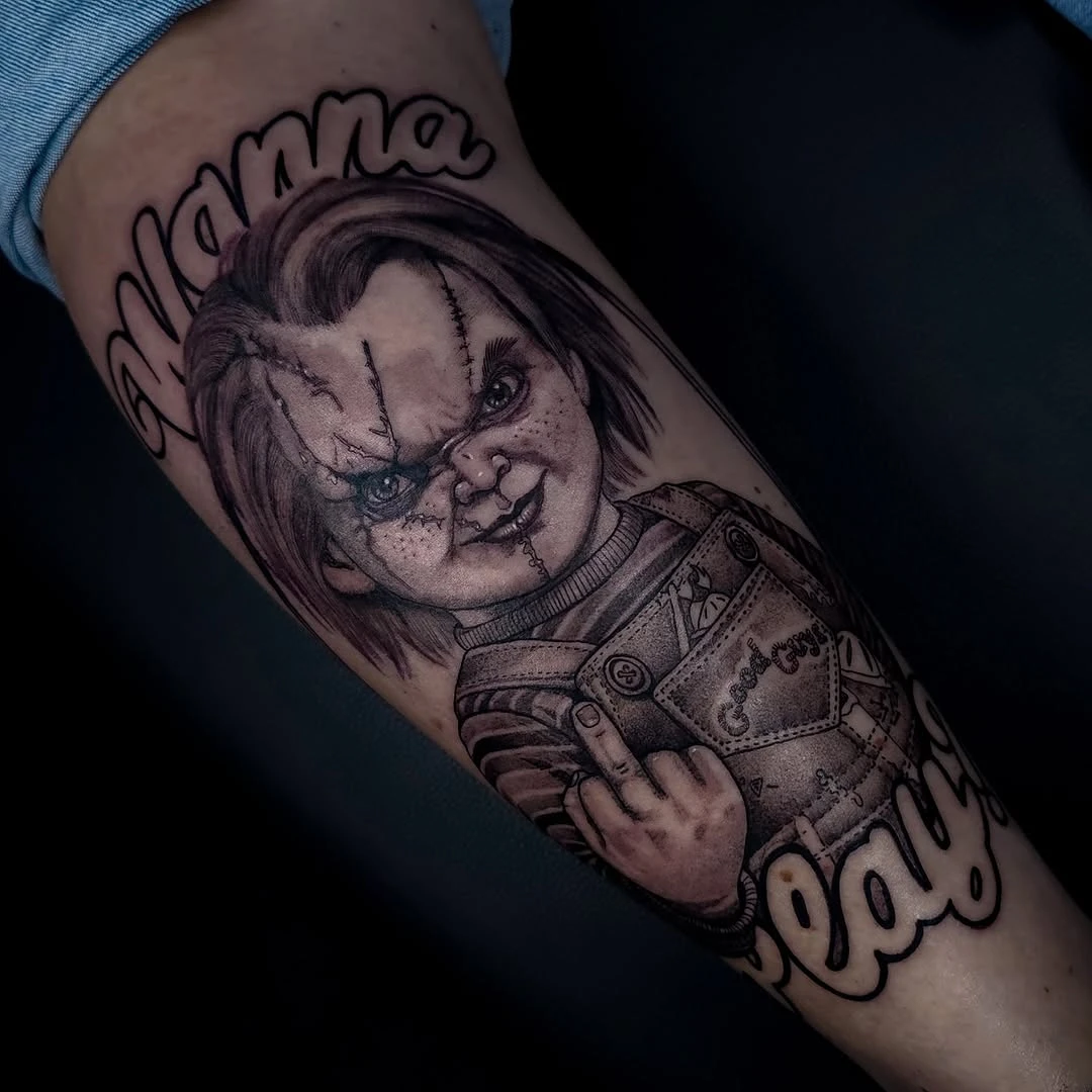 CHUCKY * Merci Christelle une fois de plus pour ta confiance 🙏 Création et réalisation By Ma-Ste" @le_kiks_tatouage Sponsor: @devilish_tattoo Réalisé avec : @caenjaimemapeau @emalla.official @kwadron @pantheraink @fkirons @emalla_france * #tattoo #ink #tatouage #girl #chucky