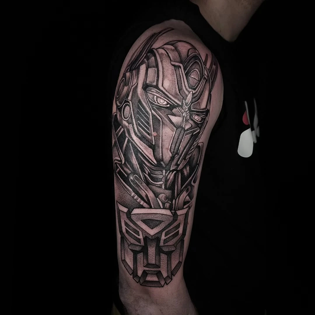 OPTIMUS×PRIME * Merci Christopher une fois de plus pour ta confiance pour ce projet 🙏 Création et réalisation By Ma-Ste" @le_kiks_tatouage Sponsor: @devilish_tattoo Réalisé avec : @caenjaimemapeau @emalla.official @kwadron @pantheraink @criticaltattoosupply @emalla_france * #tattoo #ink #tatouage #