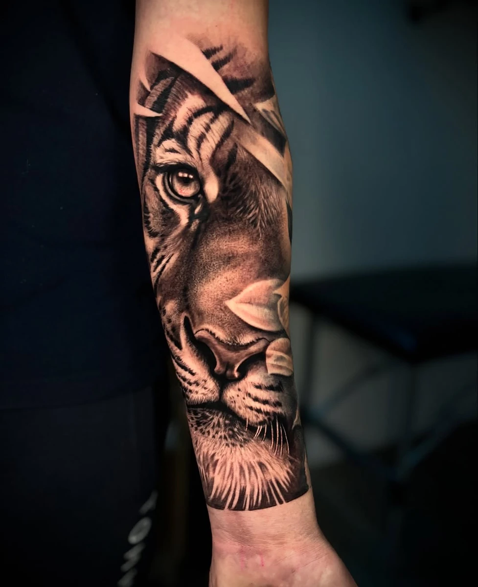 Ce tigre est une pièce de caractère, un gros plan qui donne vie à ce regard intense. J'ai pris énormément de plaisir à réaliser ce projet avec toutes ces différentes textures. Merci pour la confiance🙏🏼 @fash1412 #tatouage #tatouagefrance #tatoueur #tatoueuse #tatoueurfrance #tatouagerealisme #real