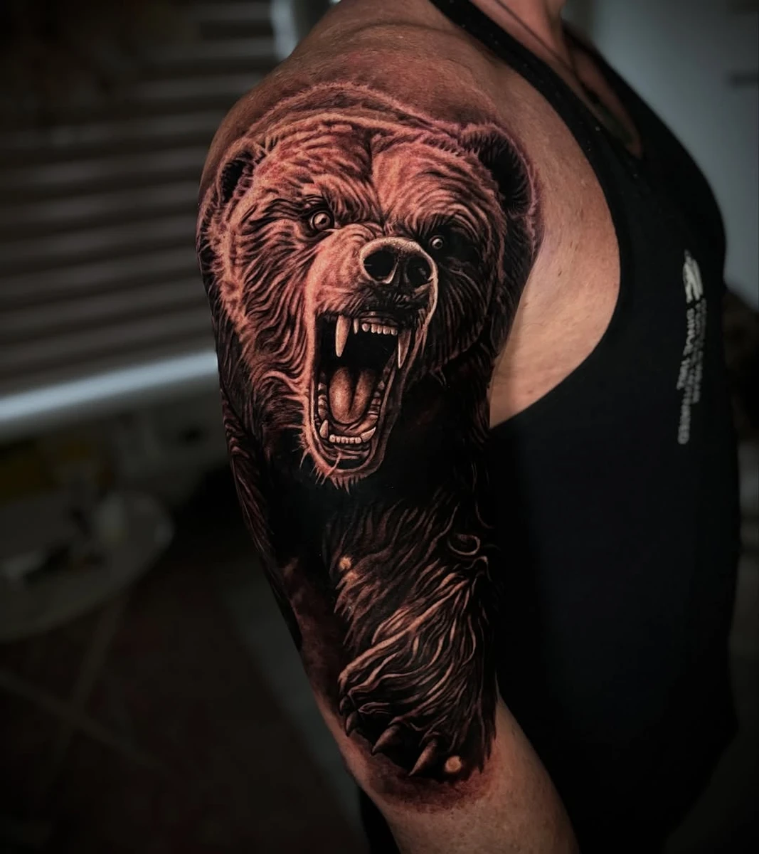 Un énorme merci à @gu.illaume1198 pour sa confiance et pour sa résistance. Réaliser ce projet a été un vrai plaisir. #tattoorealisme #annecytattoo #animaltattoo #realistictattoo #bearstattoo