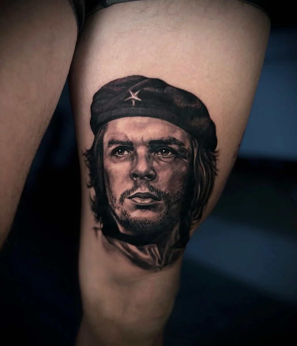 Hasta la Victoria Siempre… C'est un vrai plaisir de réaliser des portraits iconiques comme celui-ci. Sans vous, je ne pourrai pas prendre autant de plaisir à réaliser ces pièces. #tattoo #tatouage #portraitrealism #portraittattoo #annecytattoo