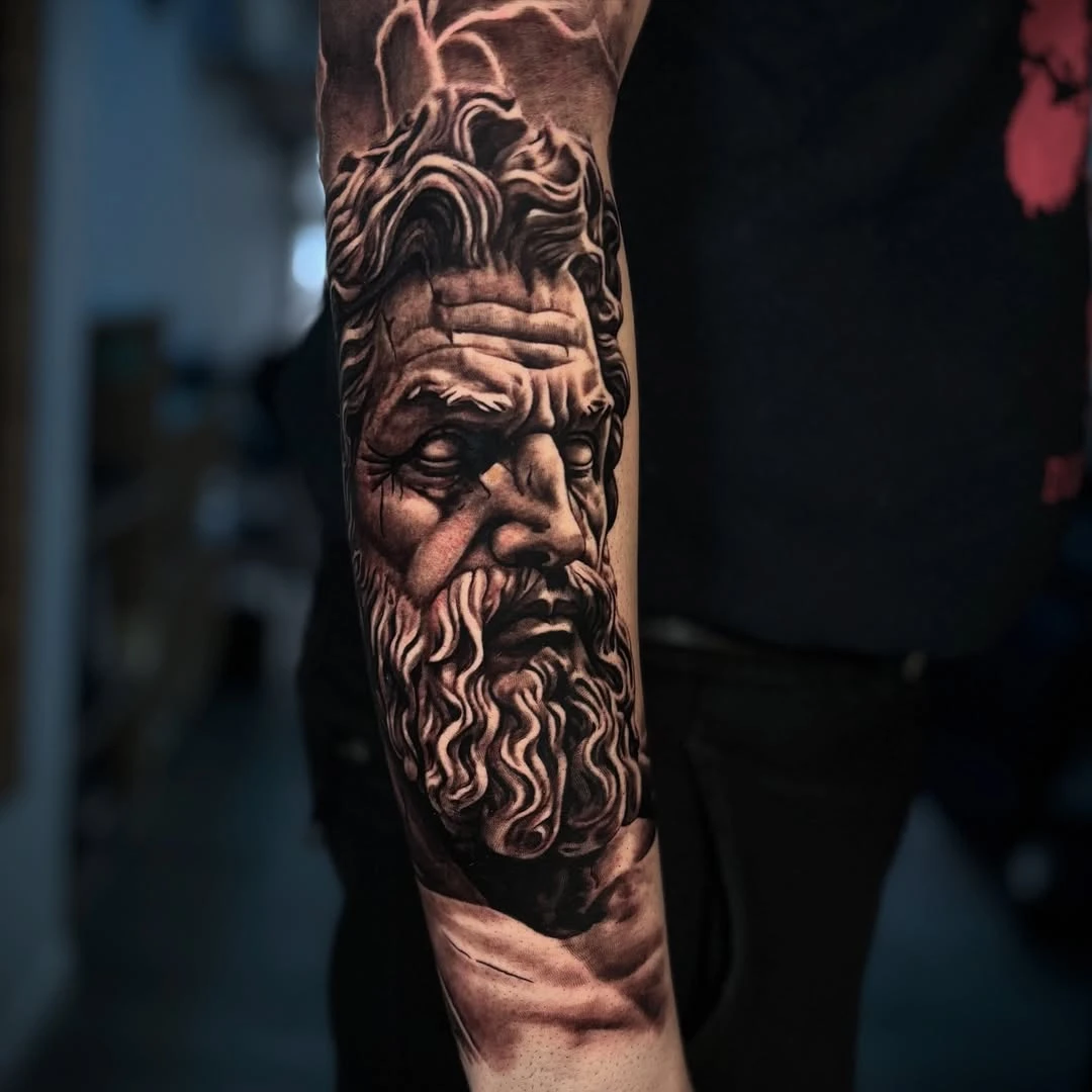 J'adore réaliser ce type de projet. Janus ⚡️ Le passé et le futur dans un seul regard… #janus #realism #inked #blackandgray #annecytattoo