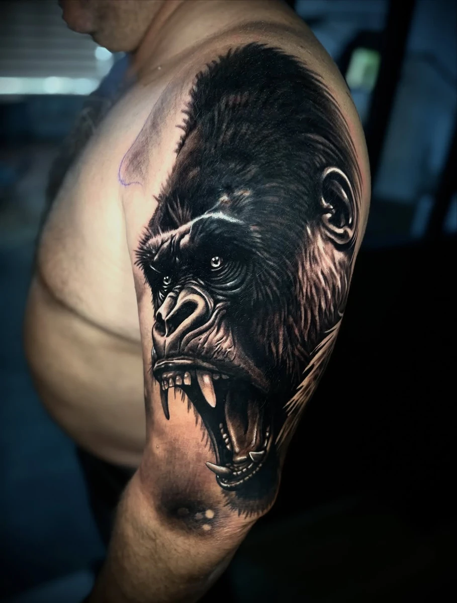 Un ancien tatouage recouvert par ce gorille #covertattoo #realismtattoo #gorillatattoo #tatouagefrance #tattoorealistic