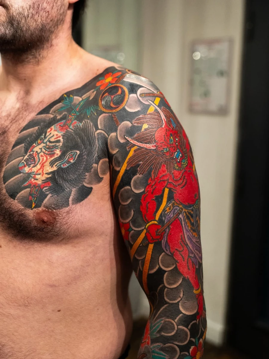 Raijin x Namakubi Quelques parties sont fraîches, les autres cicatrisées. Manchette faite à partir d'une partie sur lavant bras déjà existante. On va continuer sur l'autre bras d'ici quelques temps ! ⛩️ @bleunoirparis #tatouage #tatouagejaponais #tatouageparis #japanesetattoo #tattooparis