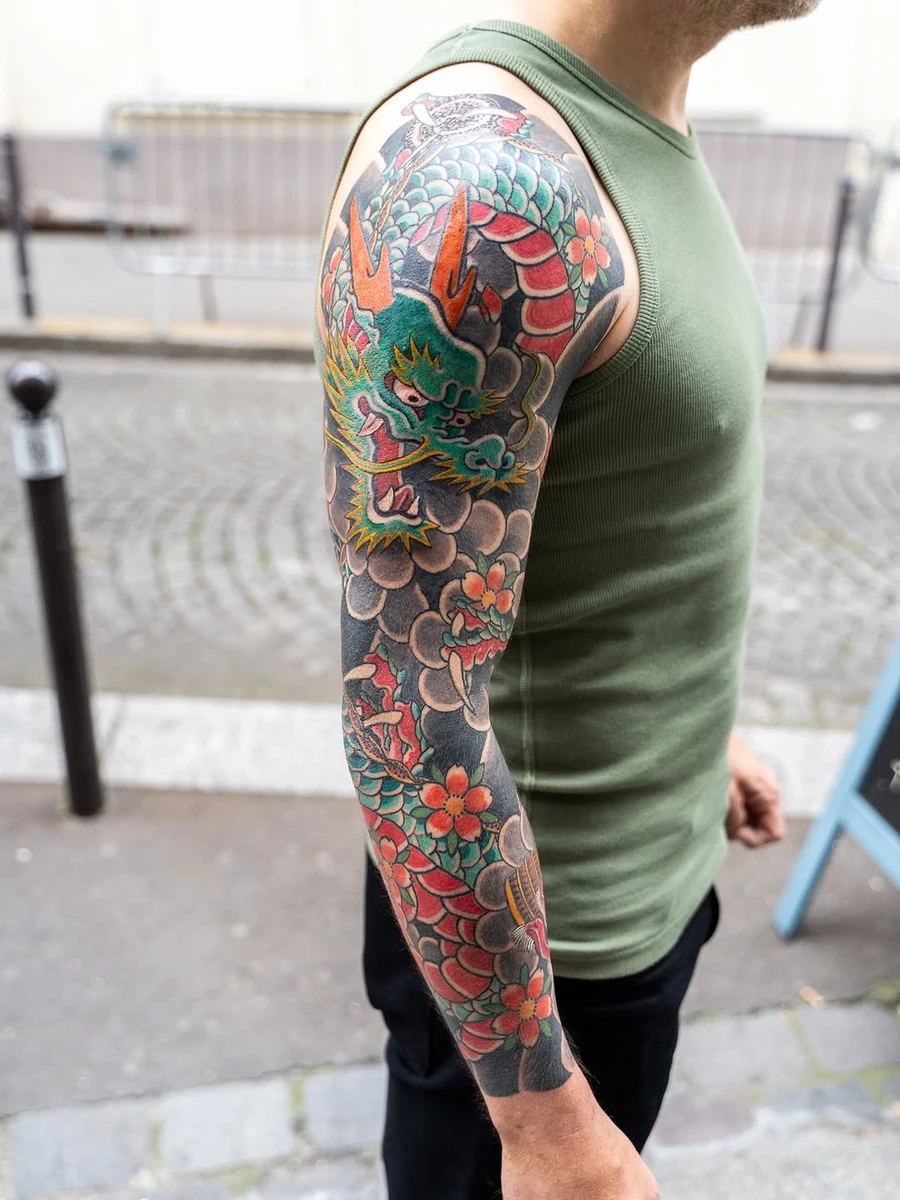 Ryu to Kabuto to Sakura Et la manchette complète ! Tout a été fait en freehand, sauf le visage de samurai et les fleurs. Un peu de tattoo, un peu du process. N'hésitez pas à passer d'ici fin juillet pour parler de vos projets pour la rentrée ! ⛩️ @bleunoirparis #tattoo #tatouage #paris #tatouagepari