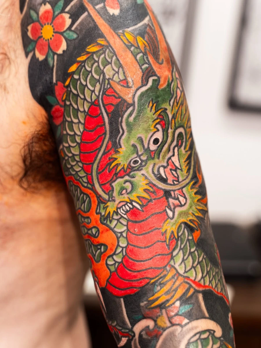 Nagasode Ryu to Koi Et hop la manchette complète avec un beau dragon et une petite carpe koi pour l'accompagner ! Premier tatouage pour ce monsieur (en vrai pas tout à fait car on un couvert une touuute petit pièce). Avant de commencer l'autre bras ? 😇 #tatouageparis #tattooparis #tatouagejaponais 