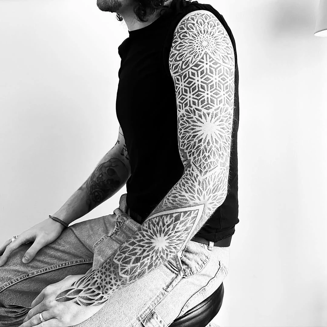 Full sleeve Ornementale Géométrique sur mon poto Théodore ✨ Cela fait plus de deux ans qu'on a réalisé cette sleeve, c'est donc le résultat bien cicatrisé que vous voyez la 😉 Encore merci au poto Théo pour la confiance 🥰🙏🏻 . . #geometrictattoo #dotworktattoo #geometrytattoo #tattoo #tatouage #do