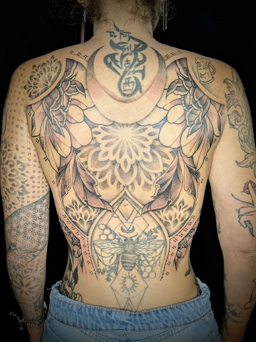 Tatouage Ornemental fleuri dos — degood_tattoo