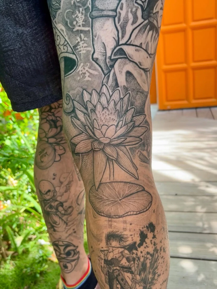 Fleur de lotus 🪷(Cicatrisée) Pour cette pièce j'ai utilisé comme référence une fleur qui a poussé dans le jardin du shop. Parce que oui on a la chance d'être en plein milieu d'un jardin tropicale, donc avec des références végétale et animale a foison ! J'ai voulu donner l'impression qu'une source l