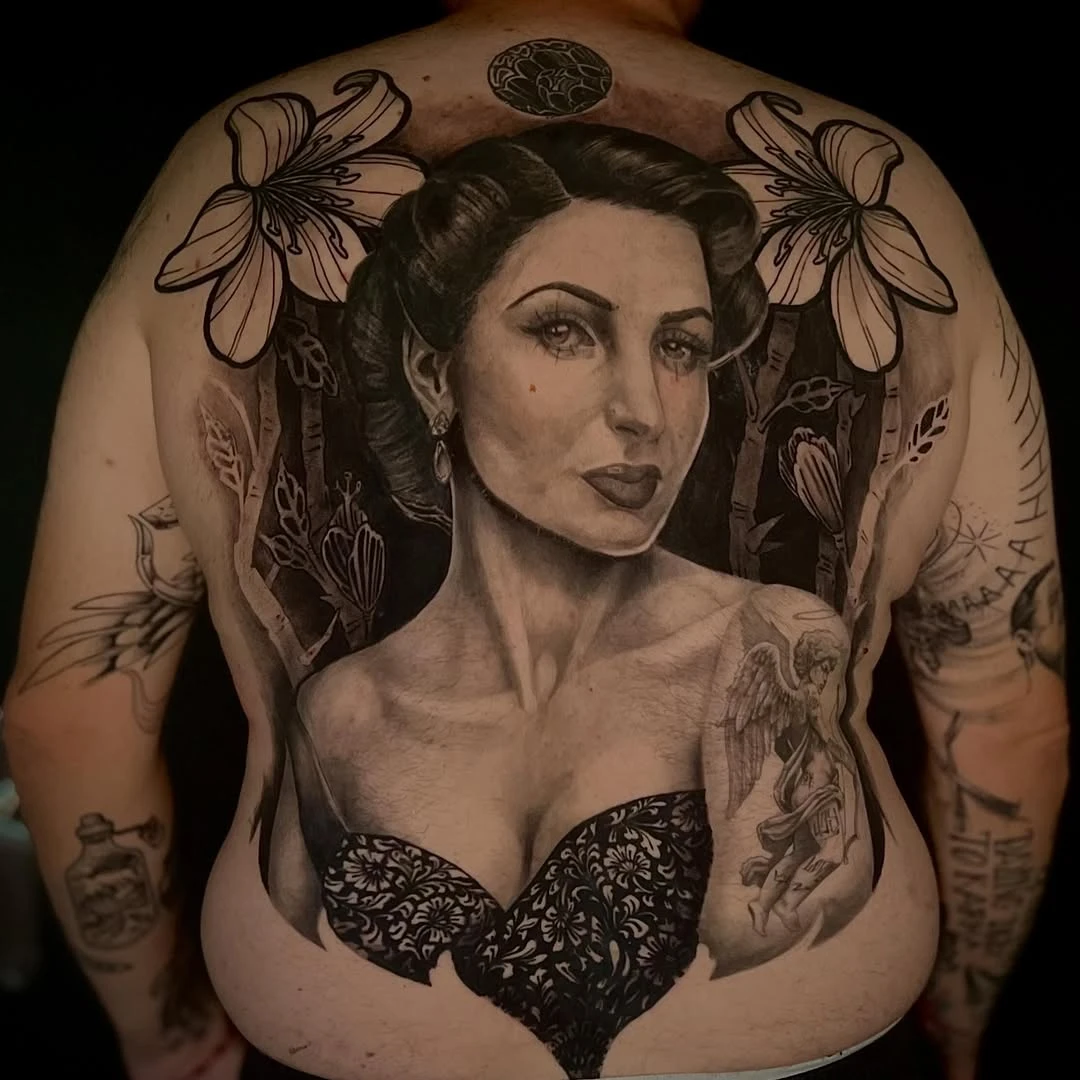 Enfin la photo de ce projet. Un vrai kiff mais surtout des grandes premières ! 1er FULL BACK. 1er PORTRAIT « réaliste » . Ça a été un honneur pour moi de pouvoir encré cette composition. Un sublime hommage à sa grand-mère. L'histoire drôle derrière ce projet est qu'elle n'aimait pas les tattoos, don