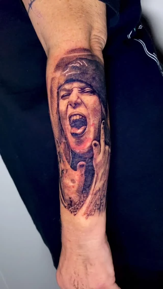 #portrait d'un artiste, #alexilaiho décédé en 2020 aujourd'hui pour ma cliente fan du groupe #cob #childrenofbodom. Groupe de #metal Fait par @rhum1.tattoo au shop @lys.tattoo avec des fournitures @hand_ink_ #portraittattoo #tattooportrait #guitarheros #rock #rocktattoo #tatouage #tatouagerealiste #