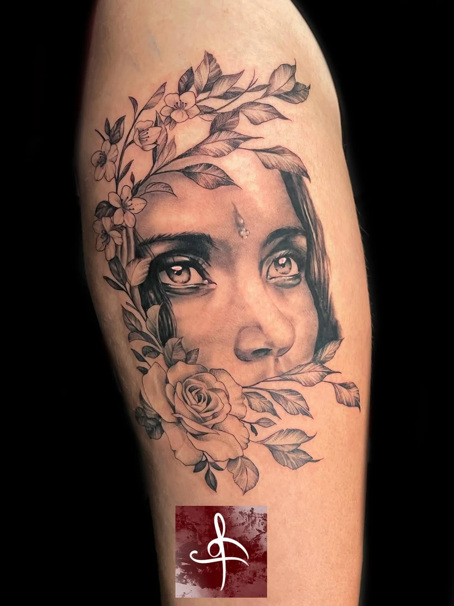 ✨ Regard perdu, douceur florale et contraste noir & gris. Un projet que j'avais envie de réaliser depuis un moment, inspiré d'une œuvre de Stephanie Ledoux, revisité en tatouage dans une approche réaliste et délicate. J'ai cherché à garder l'intensité du regard tout en apportant quelque chose de plu