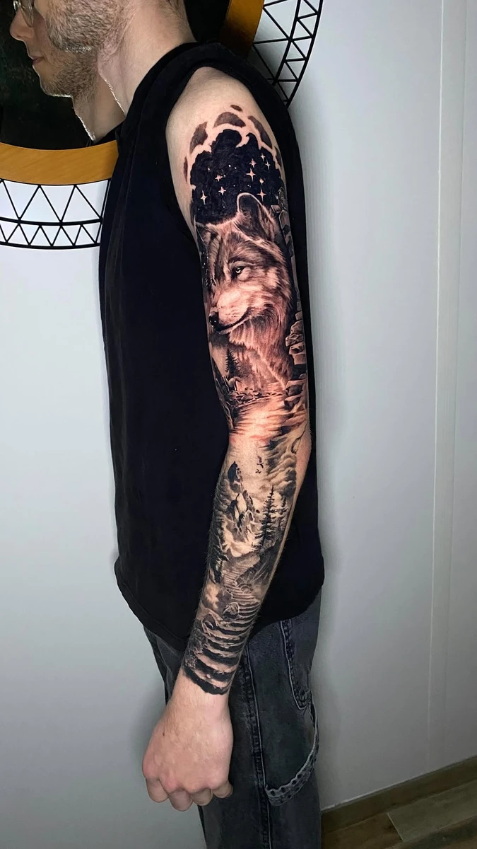 Un flash d'une manchette en deux jours sur mon client qui a été méga solide. 2x5 heures pour ce projet. Fait au shop @lystattoo avec des fournitures @handink Tatoueur @rhum1.tattoo #wolftattoo #realismtattoo #armtattoo #tatouageloup #bordeauxtattoo