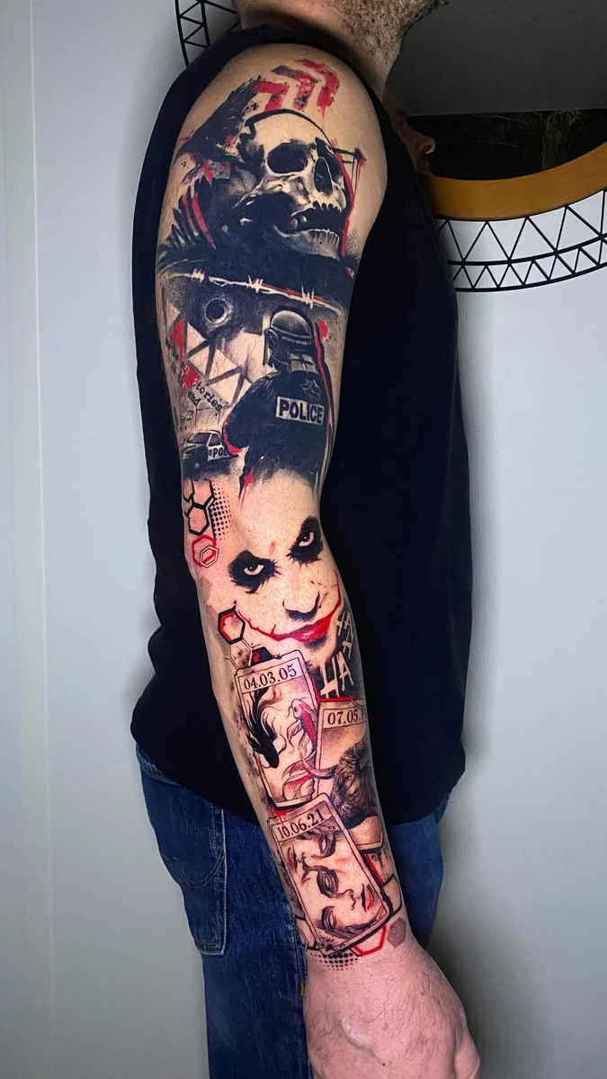 Fin de cet extérieur de bras dans un style #trashpolka et le fameux #joker ! Réaliser au shop @lys.tattoo avec du matériel de chez @hand_ink_ 🫡 par le tatoueur @rhum1.tattoo #armtattoo #jokertattoo #tatouagefrance
